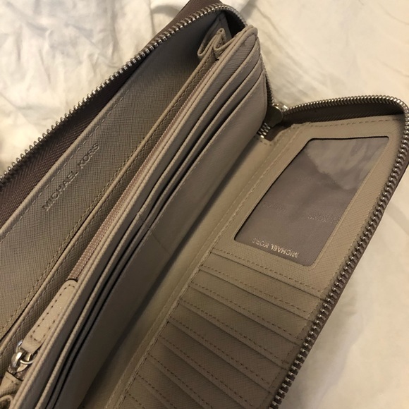 Michael Kors Handbags - Michael Kors Wallet Michael Kors Handbags - Michael Kors Wallet